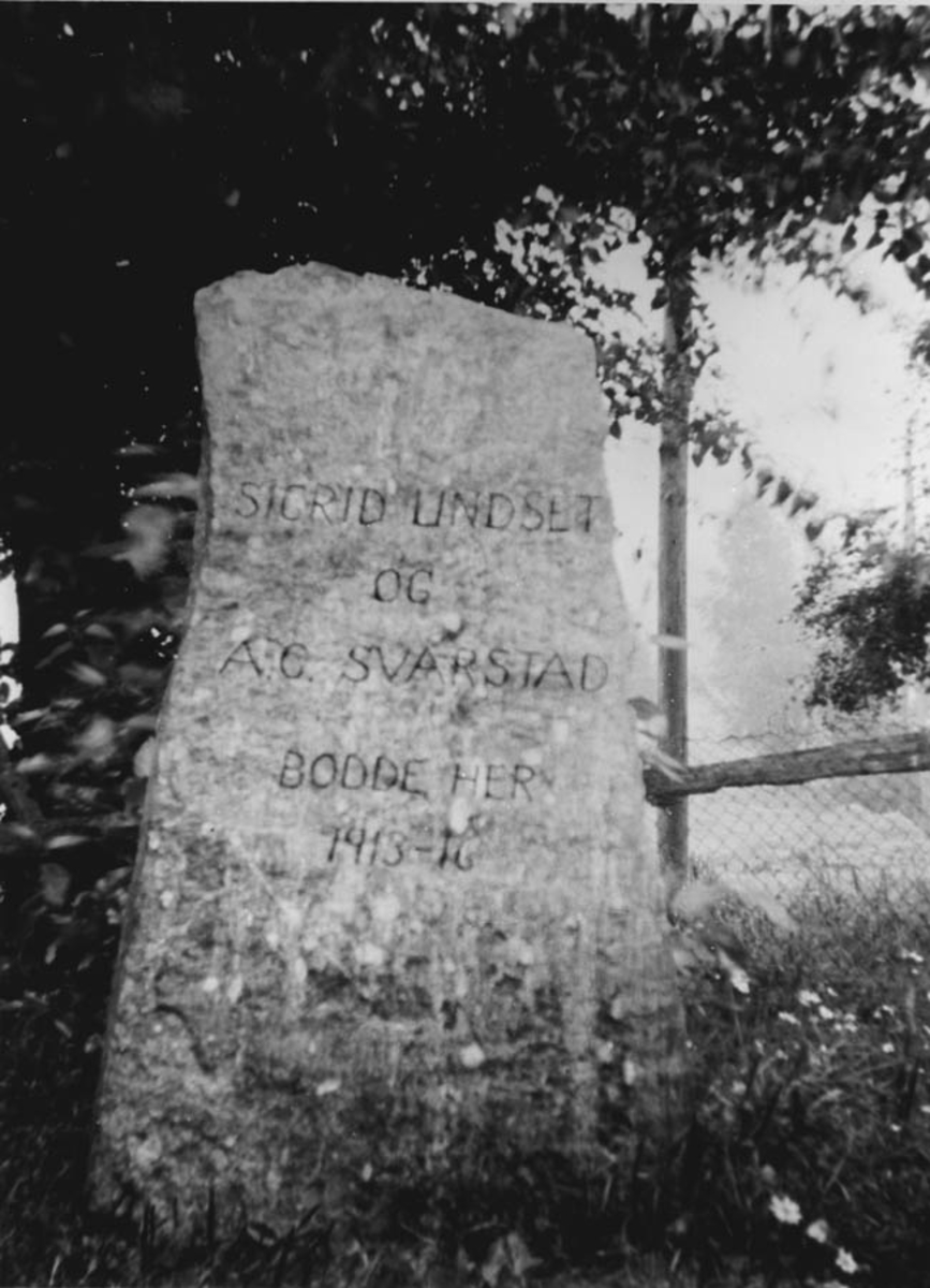 Minnestein for Sigrid Undset og A. C. Svarstad.