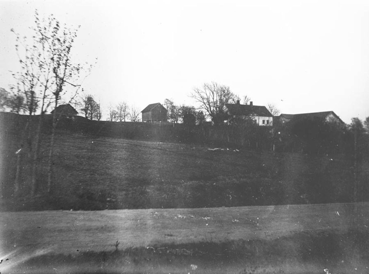 Gardsbruk, bebyggelse og jorder.