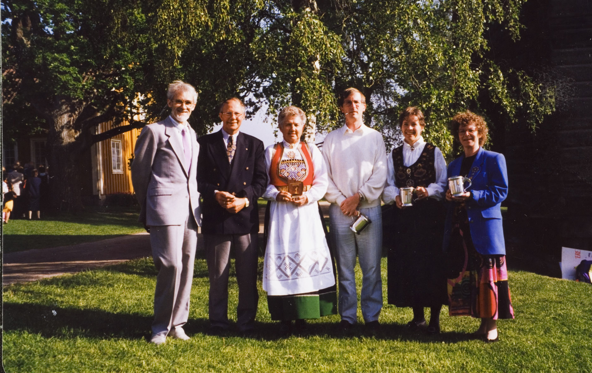 Idrettsmerkestatuett Seks personer, tre kvinner og 3 menn med hederstegn, pokaler