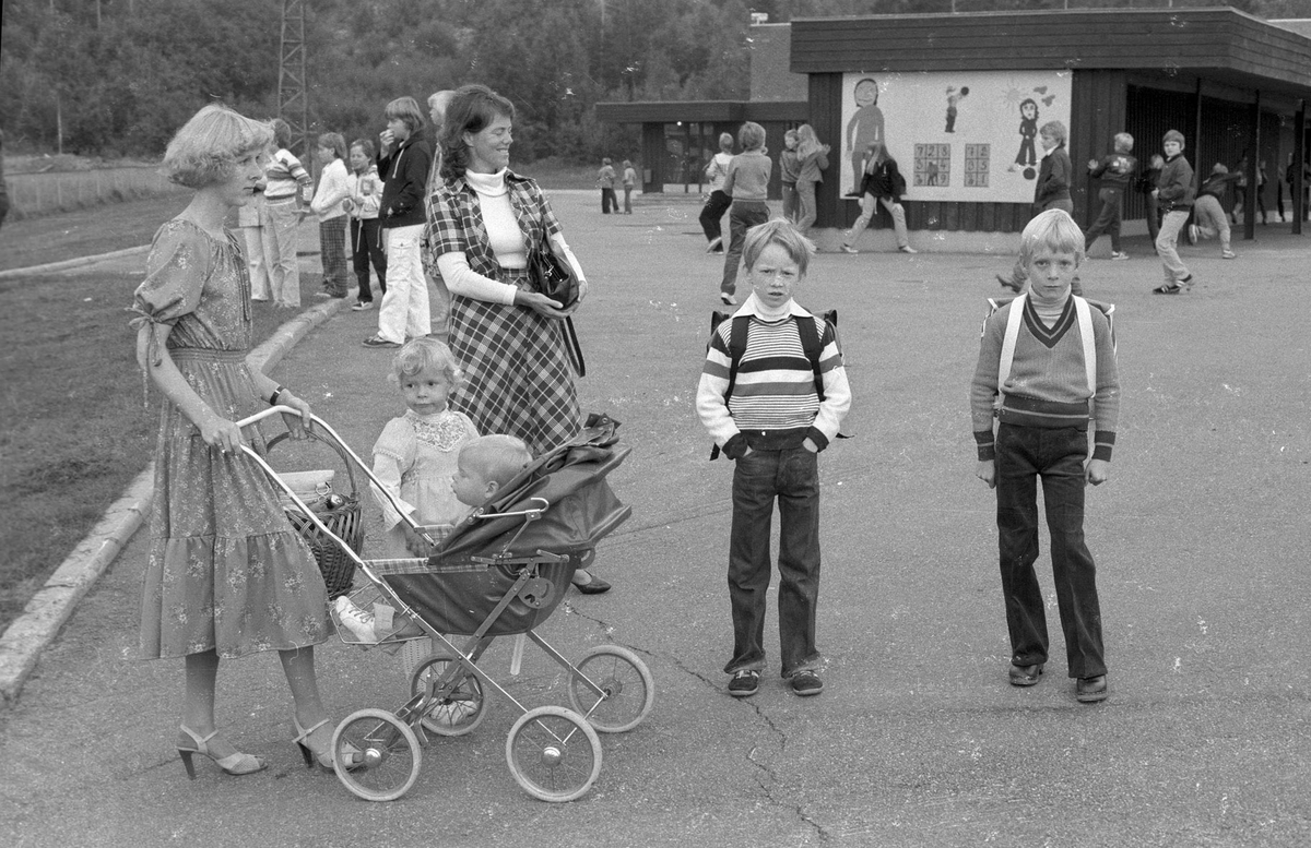 Løvenstad skole 1979 Skolestart Mange barn og voksne, barnevogn, skoleplass