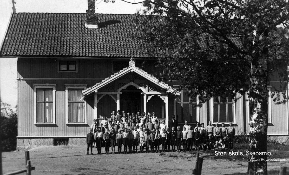 Sten skole Elever og lærere oppstilt utenfor skolen.
Postkortfoto: Sten skole Skedsmo Eneret: Th. Kristiansen