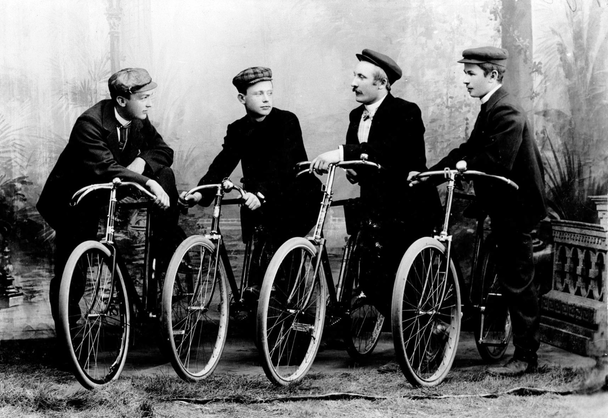 4 menn med sykler