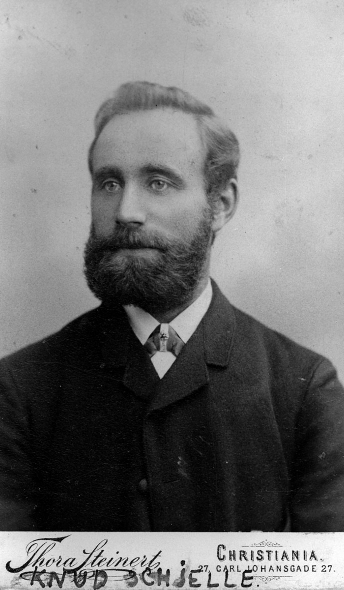 Knud Schelle.