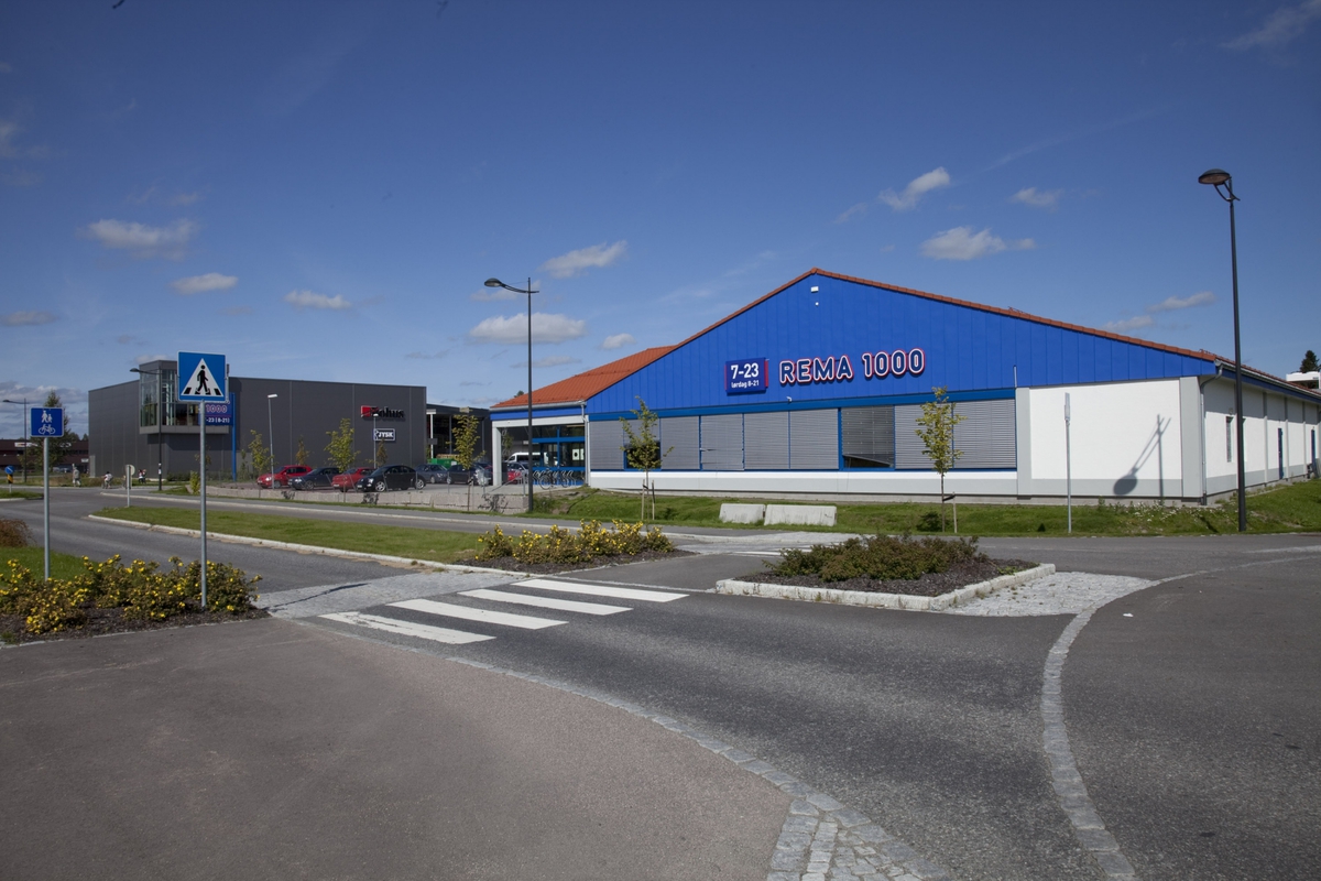 REMA 1000-BUTIKK, JESSHEIM. BOHUS I BAKGRUNNEN.