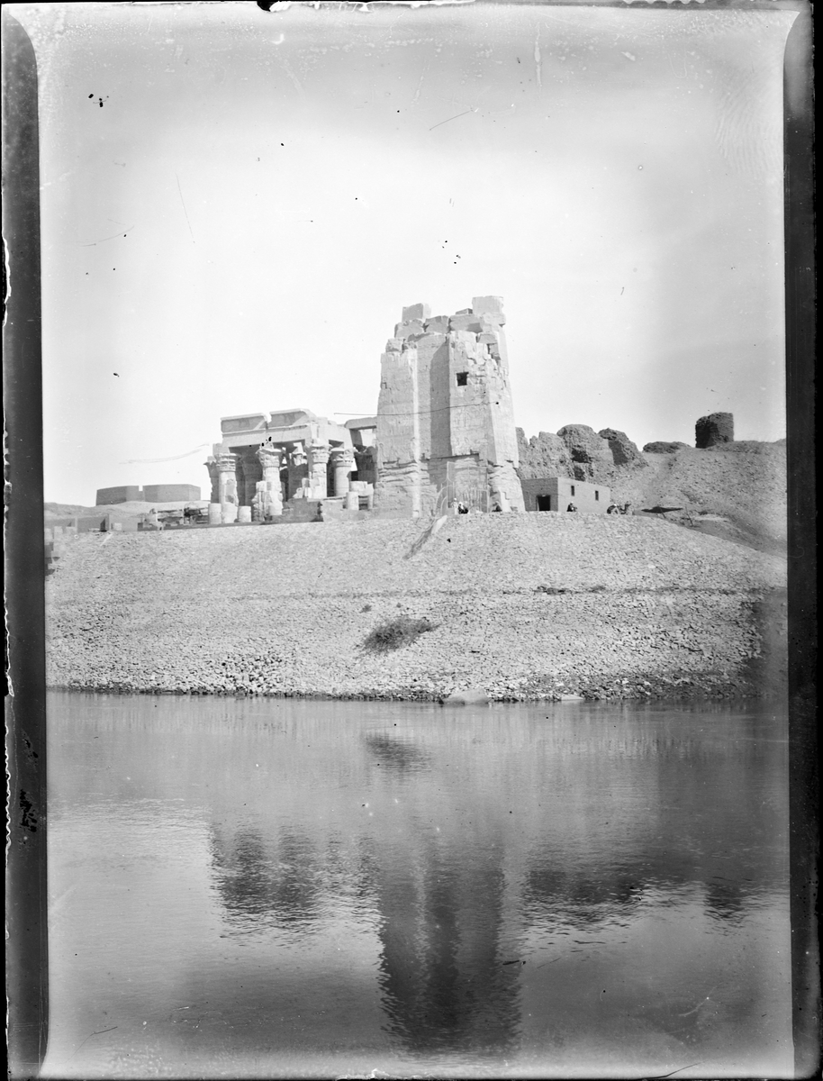 "Komombo" (Bildetekst fra album.) Kom Ombo-templet, Egypt. Utsiktsbilde utover tempelet, ved vannet.