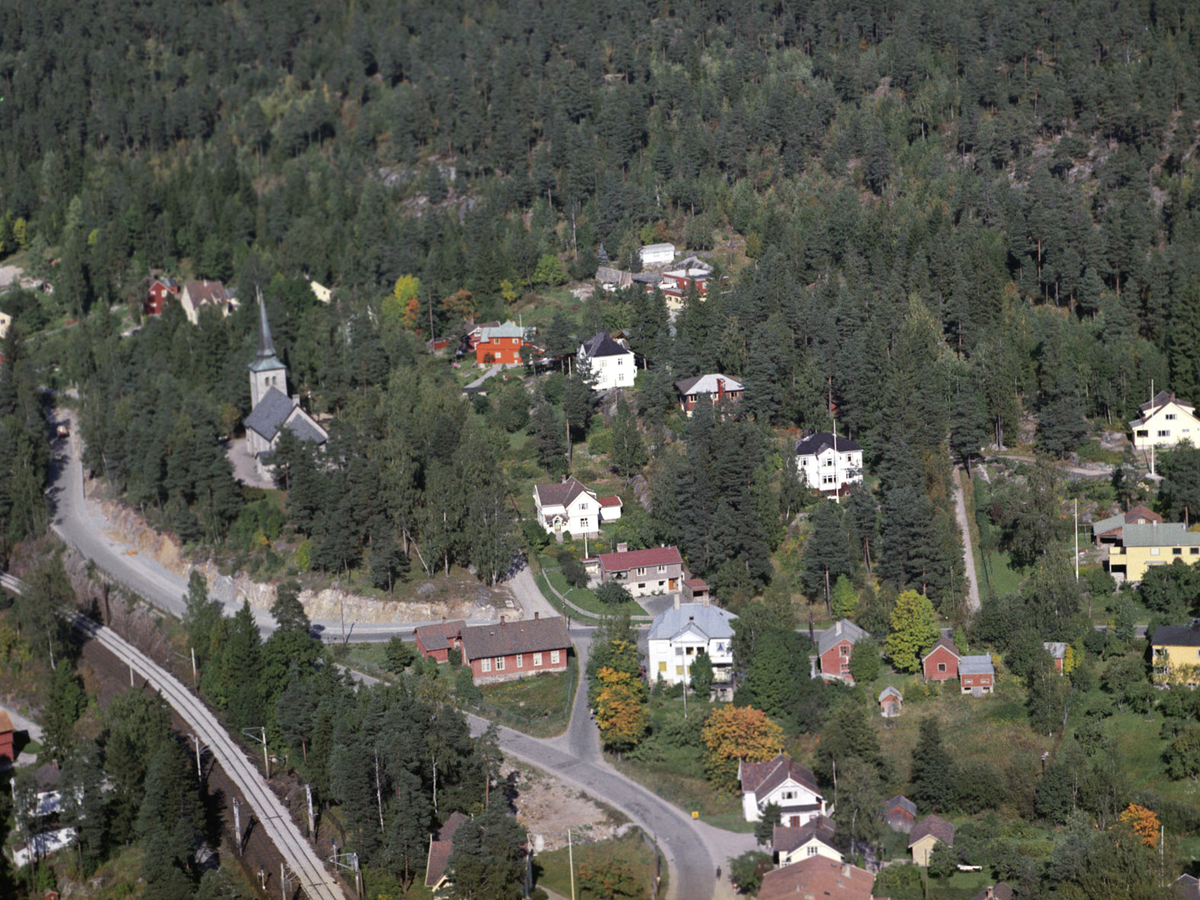 KOLBOTN MED KOLBOTN KIRKE OG DEN GAMLE SKOLEN.