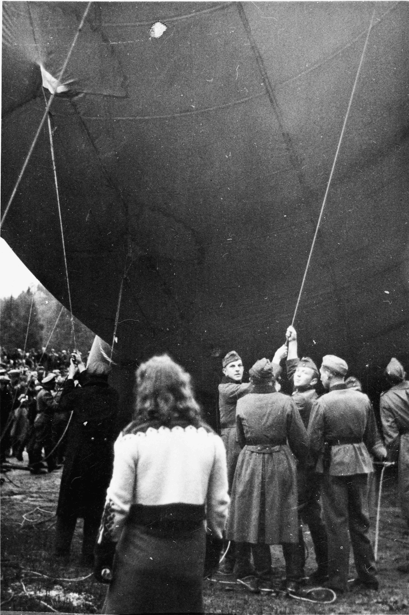 Engelsk sperreballong tas ned i Sundet i sept. 1940.