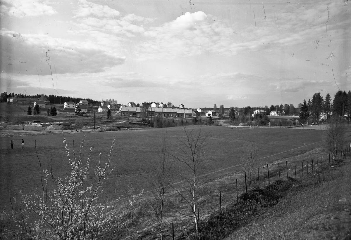 Landskap. Fotballbane i forgrunnen.