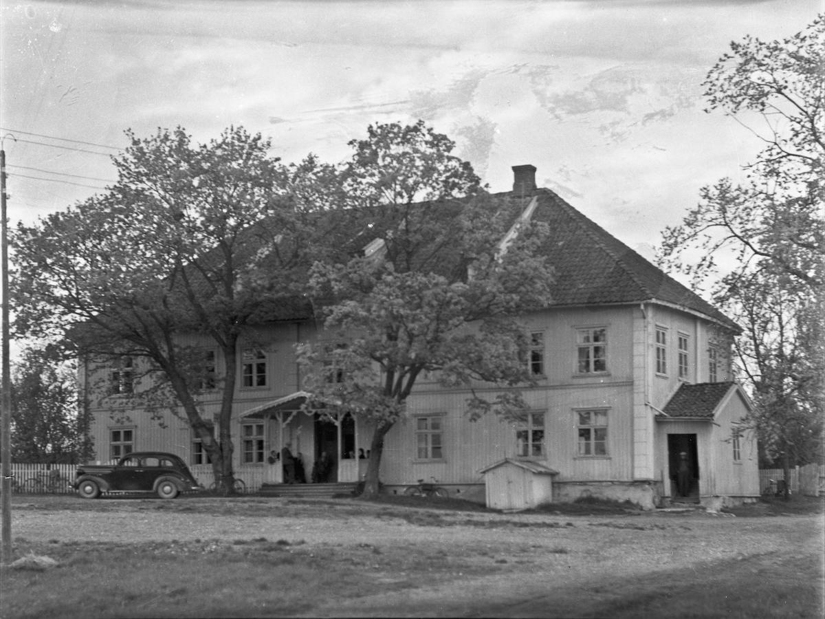 Hus med 1940-50 talls bilmodell utenfor.