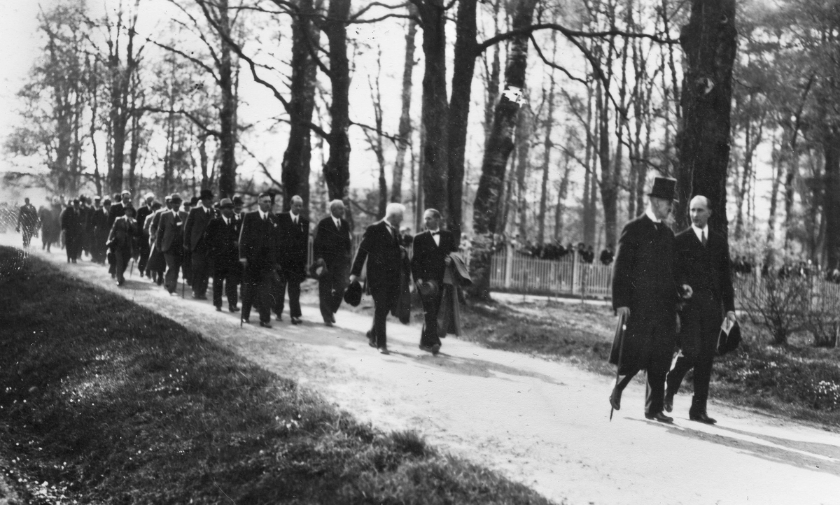 Til middag hos Mathiesen. Kong Haakon og Jørgen Mathiesen. 17. mai 1939 – 125 års jubileum for Grunnloven.