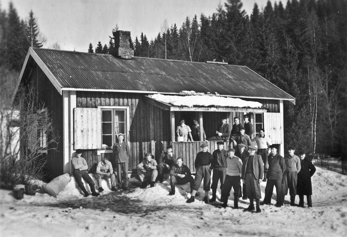 Hyttetur. Lynessetra på Habberstadvangen, mest sannsynlig i påsken.
På verandaen fra v.: X, Gudrun Måe, Magnus Jansen.
Foran fra v.: X, Odd Søberg.