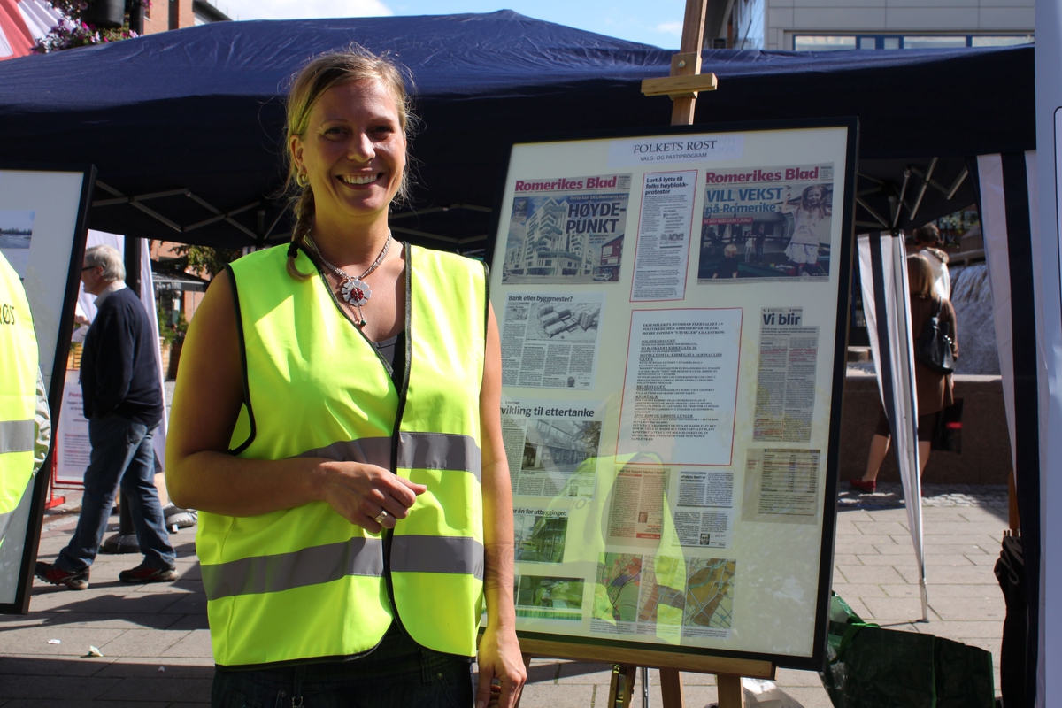 Kommune- og fylkestingsvalg 2011. Valgboder på torget i Lillestrøm en lørdag før valget. Valgbod for Folkets Røst. Valgkampdeltaker med valgplansje.