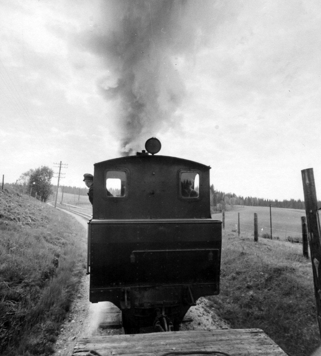 Tog 2051 til Skulerud på vei opp Harkerudbakken.