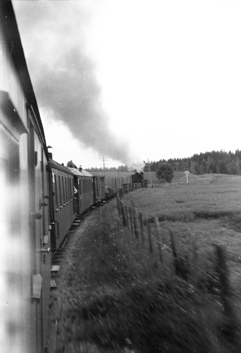 Tog 2051 retning Skulerud. På vei opp Harkerudbakken.