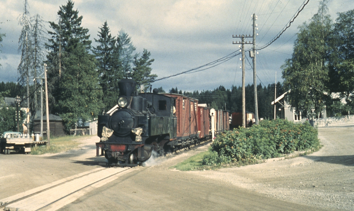 Tog 2051 til Skulerud står på Aurskog stasjon