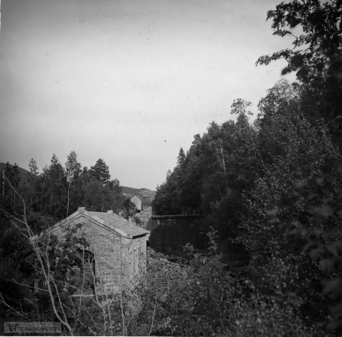 188. Kraftanlegg tilhørende Oppdøl sykehus.."188/1. Kraftstasjon sett fra broen".
