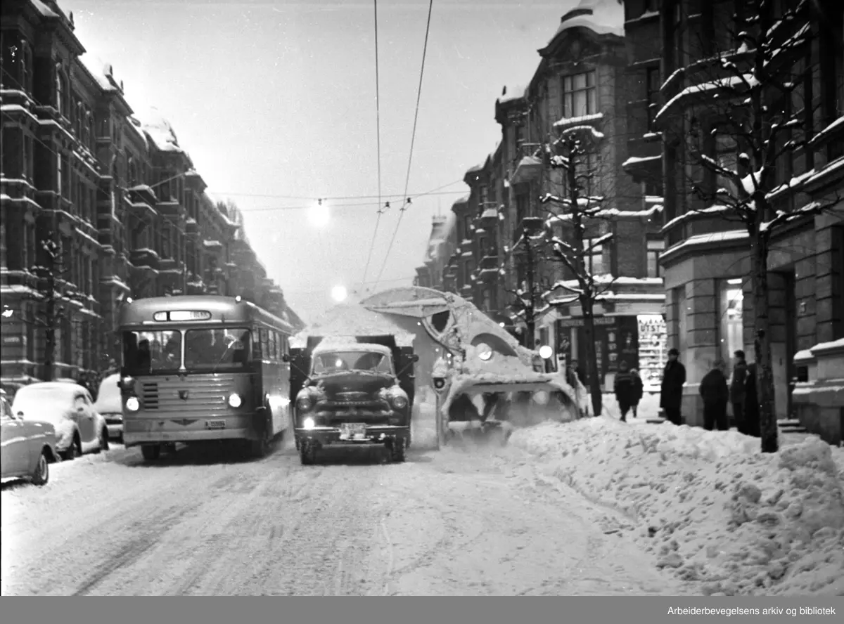 Snørydding i Skovveien,.vinteren 1962 .