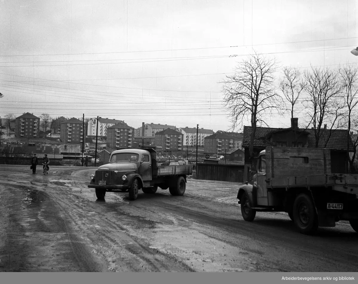 Grenseveien - Økernveien på Hasle med Hovin Tegleverk i bakgrunnen,.1957