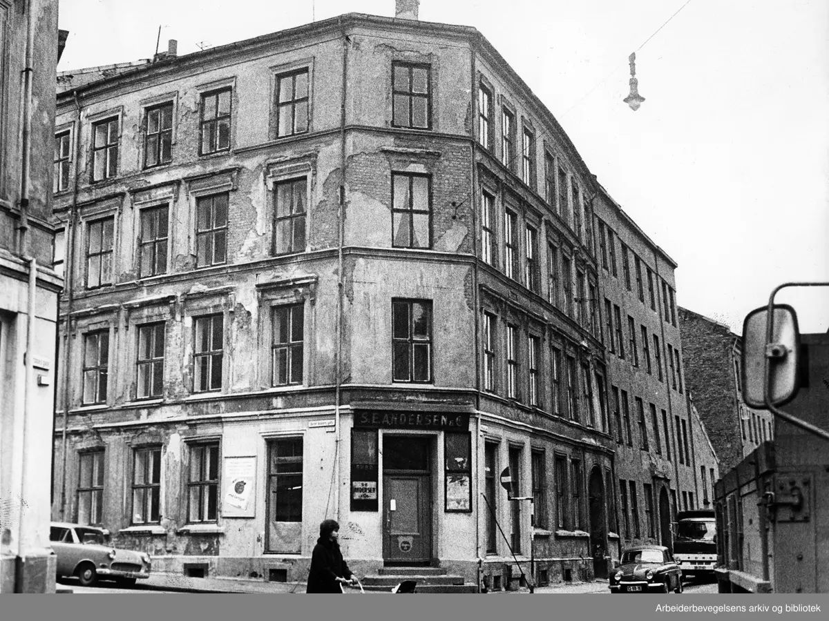 Kondemnable bolighus på hjørnet av Bernt Ankers gate og Mariboes gate 10 og 12,.1967