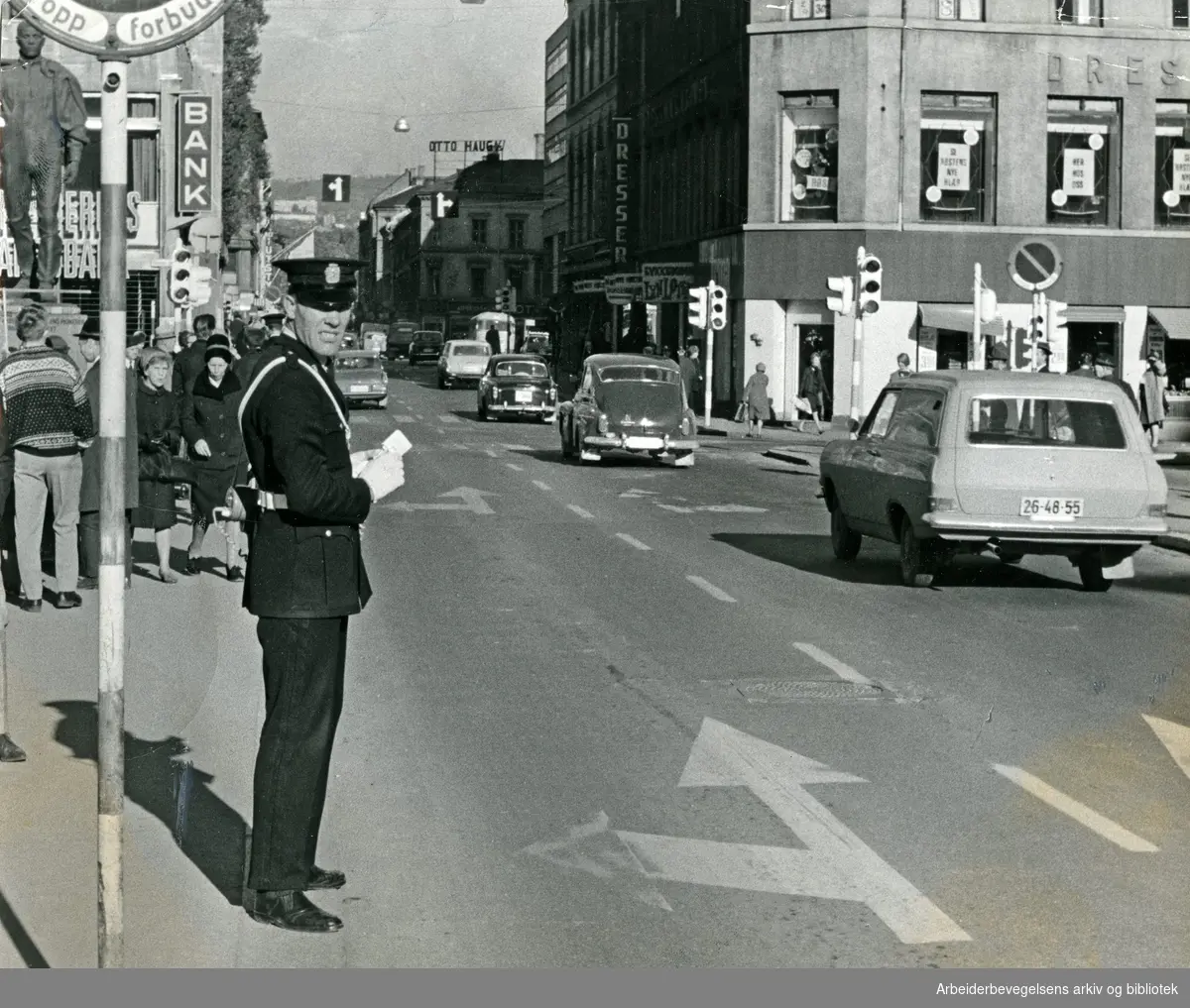 Politikonstabel i Torggata på Youngstorget, oktober 1966.