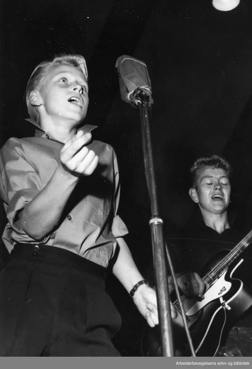 "Little Sofus" i konkurransen om tittelen Nordens Rocke-konge på Jordal Amfi, .27. august 1959.