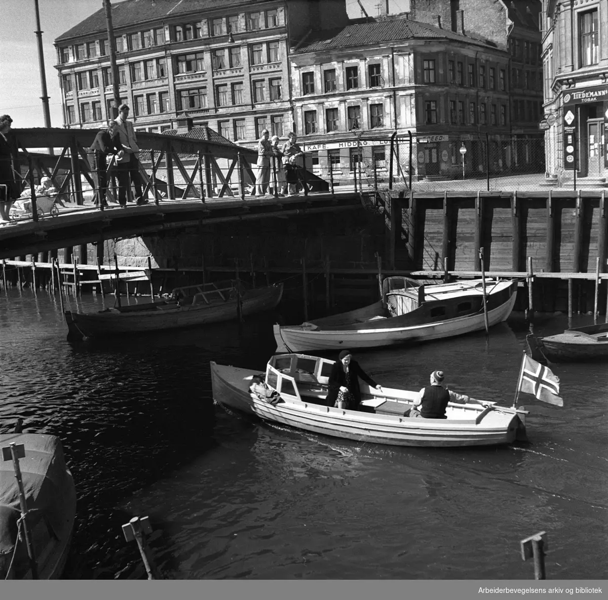 Småbåter på Akerselva,.mai 1951