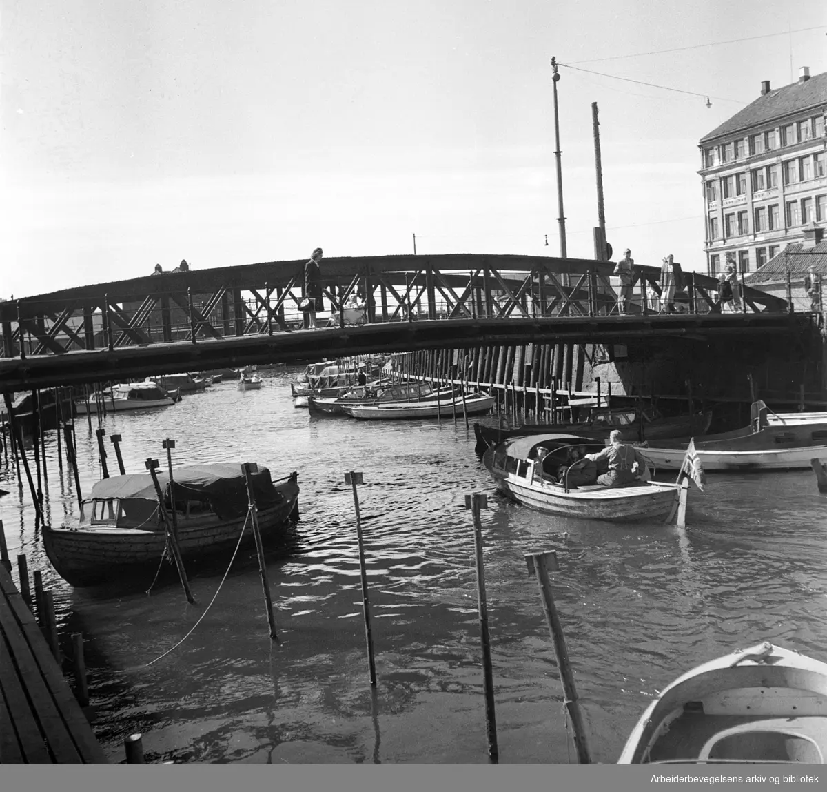 Småbåter på Akerselva,.mai 1951