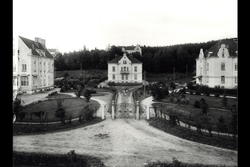 Administrasjonsbygningene, hovedport, omgivelser