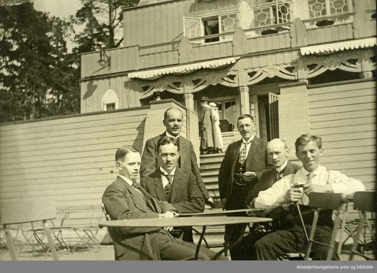 Hjalmar Dyrendahl, til høyre i bildet, sammen med en gruppe ukjente på den gamle Ekebergrestauranten, sommeren 1917