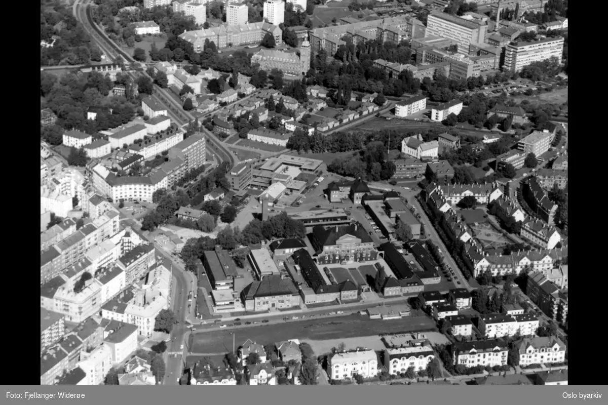 Lindern haveby (hageby) i forgrunnen, Adamstuen til venstre, Veterinærhøyskolen, Ullevål sykehus i bakgrunnen. (Flyfoto)