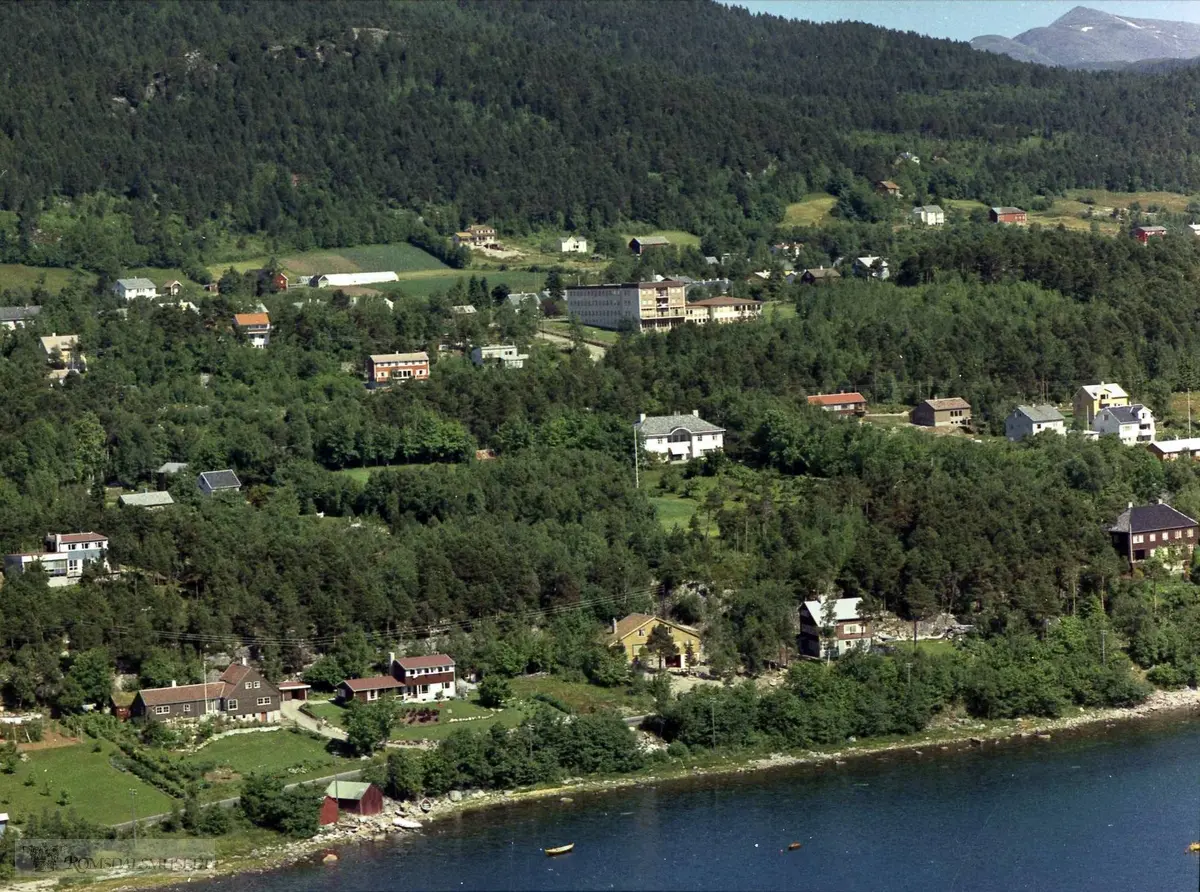 Parti fra Julsundvegen (Misjonsmarka) fra venstre: huset til: overlege Bjørn Helland-Hansen, tannlege Johan Hojem, overlege John Rø.Bjørset, Sykepleier-skolen...Første hus fra venstre, nederste rekke brunt: familien Helland-Hansen, videre Familen Hojem, Familen Rød, fam. Farstavoll og lengst til høyre, fam. Pareleus. Stor bygning midt i bildet, er dengang sykepleiskolen..Området er husmannsplass under gården Bjørset. Begrepet- Misjonsmarka antakelig fordi familiene aktive i meningheten, Molde kirke. ..Misjonsmarka er fra nino Bjørset sin gard og inn til Bjørn Otterlei sitt hus, huset til Bjørn Otterlei var en husmannsplass som hadde navnet ingridmarka den lå under garden till trelast møller.