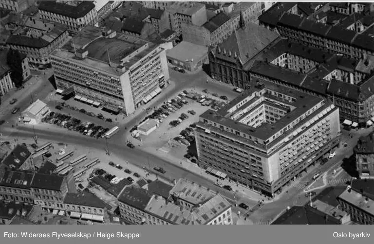 Samfunnshuset, Torgata bad, Henrik Ibsens gate (nåværende Hammersborggata), Youngs gate, Bernt Ankers gate, Storgata (Flyfoto)