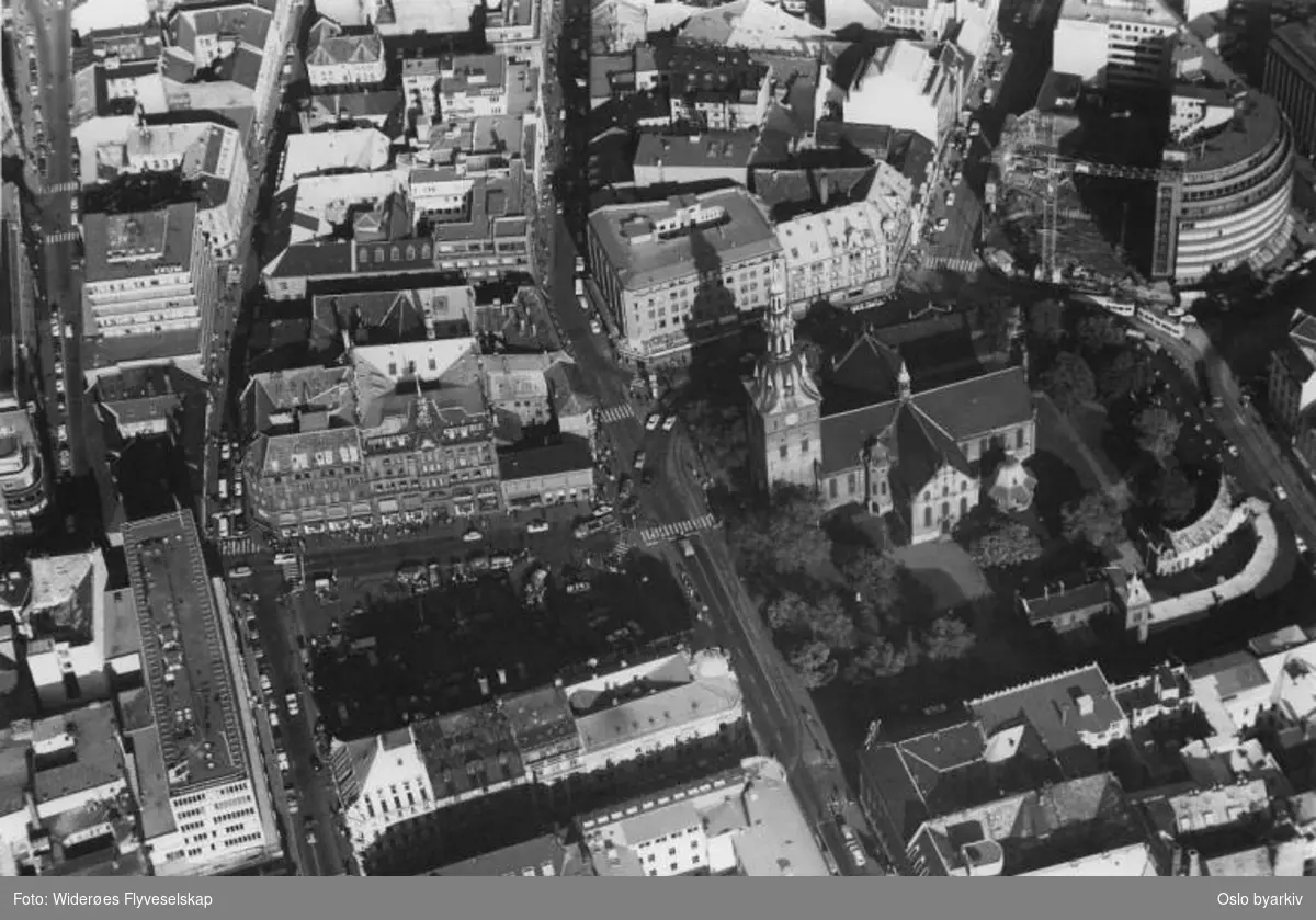 Oslo Domkirke, Kirkeristen, Kirkegata, Stortorvet, Karl Johans gate, biler (Flyfoto)