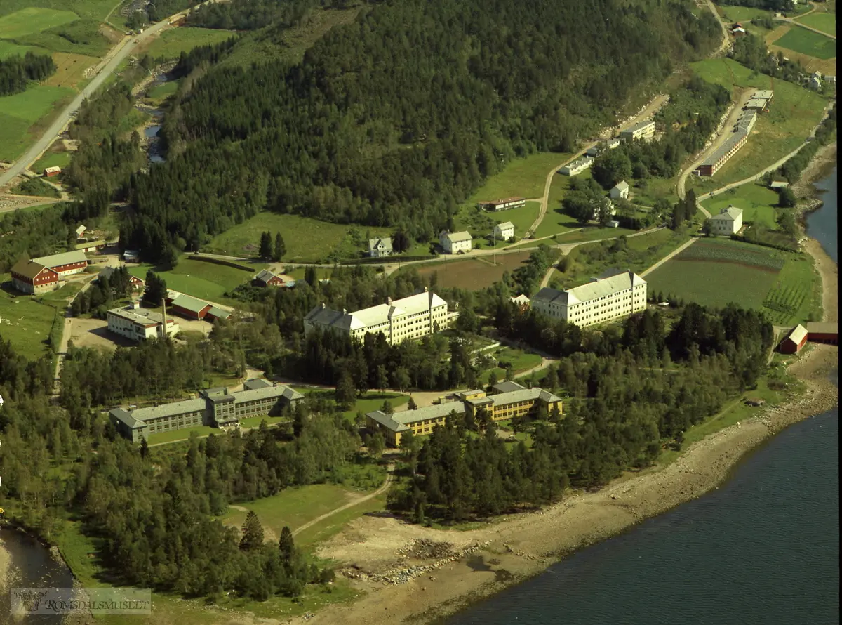 Oppdøl sjukehus er et psykiatrisk sykehus som ligger på Hjelset i Molde. Sykehuset ble åpnet i 1913 som et typisk asyl i landlige omgivelser..I 1925 åpnet en ny avdeling, og nye bygninger kom også til i mellomkrigstiden og i 1961. .På det meste hadde sykehuset cirka 500 døgnpasienter. Siden 1984 har sykehuset vært organisert som en avdeling under Molde sjukehus..19. desember 2014 ble Oppdøl valgt som det nye stedet for det felles sykehuset i Nordmøre og Romsdal.