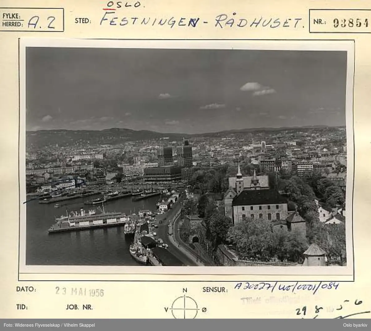 Akershus festning og slott, Akershusstranda, Akershuskaiene, Akershusutstikkeren, Rådhuset, Slottet, gamle Vika. (Flyfoto)