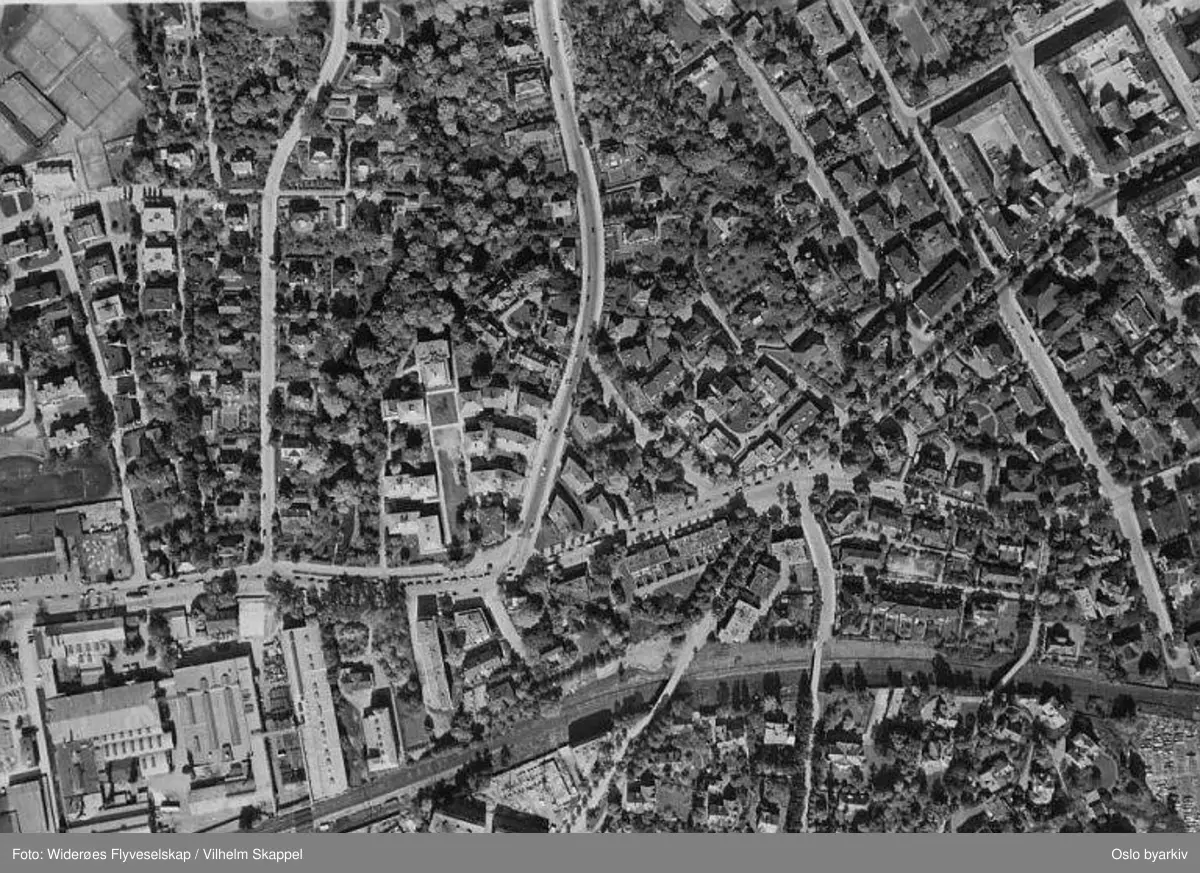 Bygdøy allé, Drammensveien, Thunes vei, Madserud alle, Halvdan Svartes gate, Olav Kyrres gate, Kristinelundveien, Hafrsfjordgata, Nobels gate. Drammensbanen. Madserud tennisanlegg. Industriområde på Skøyen. (Flyfoto)