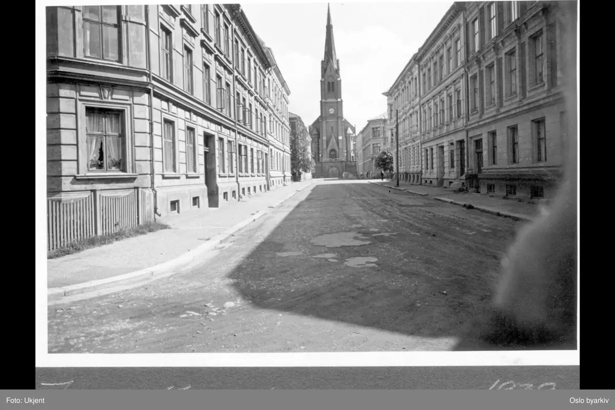 Jørgen Moes gate mot Uranienborg kirke. Bygårder.
