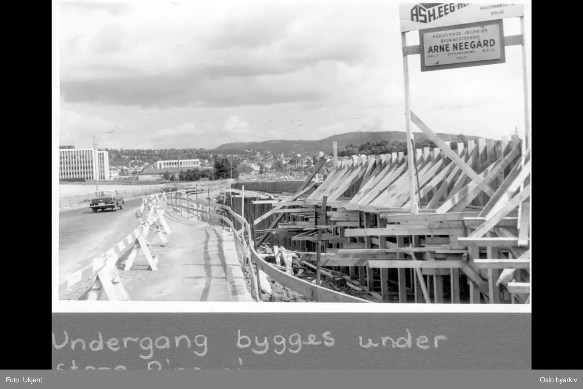 Byggearbeide på Ringveien (nåværende Torgny Segersteds vei). Yrkesskolen på Sogn i bakgrunnen. Albumtittel: "Turveier"