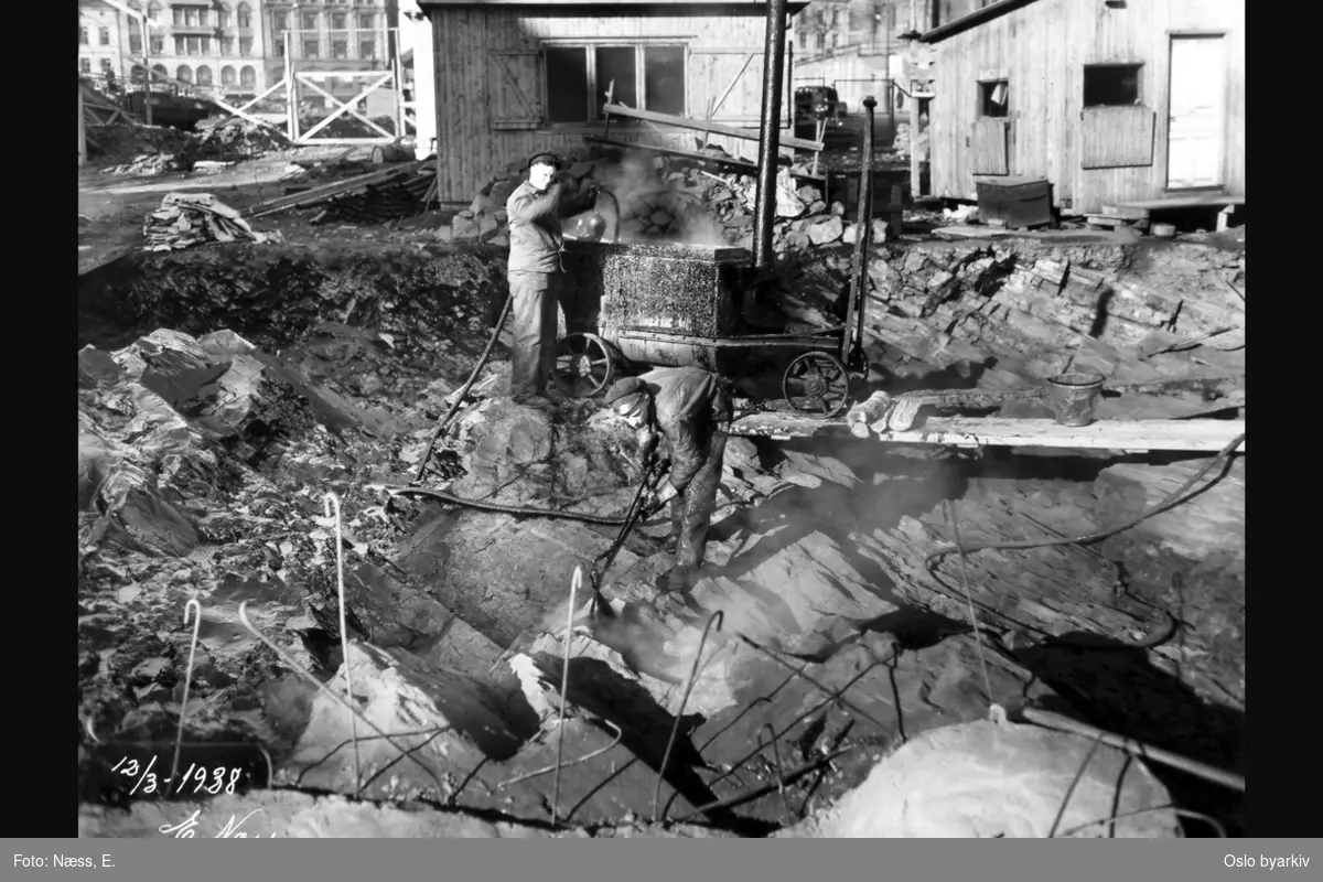 Grunnarbeide ved bygging av Oslo Hovedbrannstasjon. Arbeidsbrakker. Albumtittel: "Oslo hovedbrannstasjon" (eg. identisk bildetittel til alle bildene i albumet)