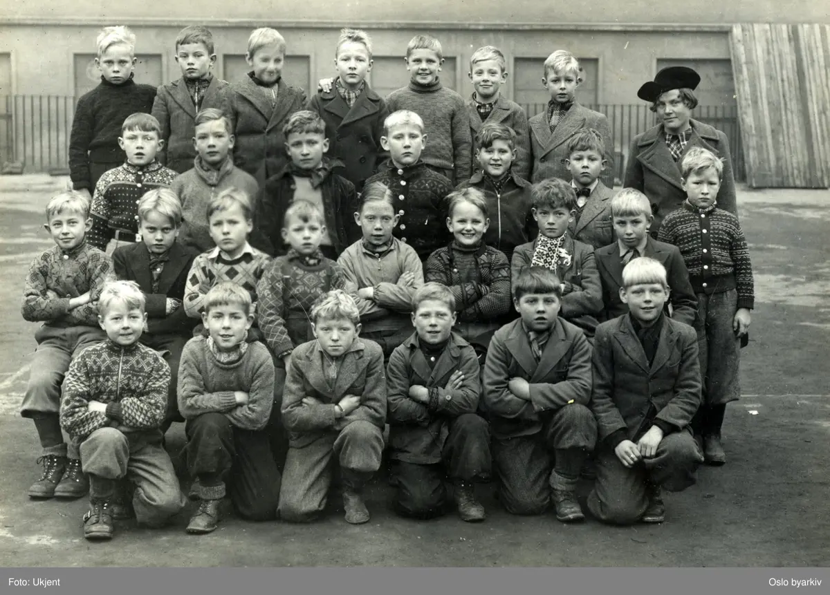 Klassebilde (klasse 3B?) ved Møllergata skole. Gutteklasse. Klasseforstander A. Fure.