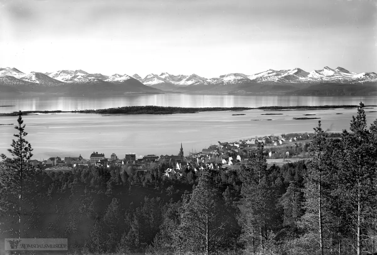 Molde by sett fra nord., Molde fra en haug innenfor Hatlelihaugen.