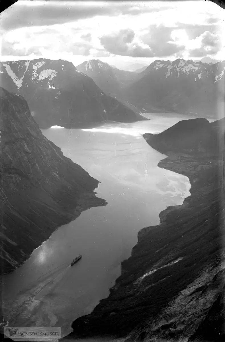 Fra Slogen ned i fjorden.