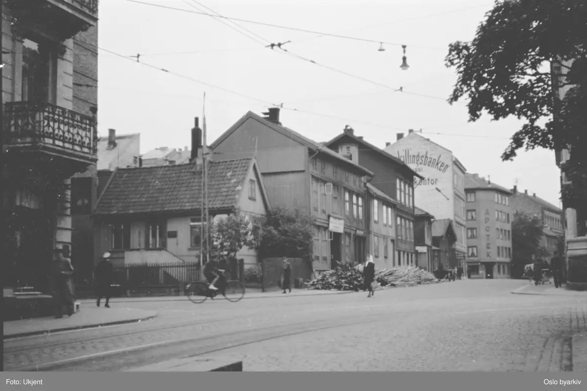 Krysset Briskebyveien/ Holtegata. Uranienborg Apotek. Spareskillingsbankens kontor.