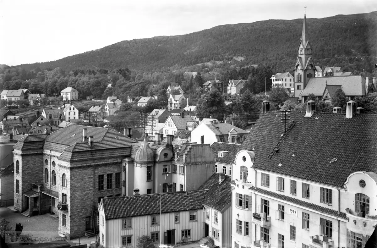 Molde by sett fra øst., Tatt fra skorteinen på Meieriet mot Molde sparebank og Kirken.