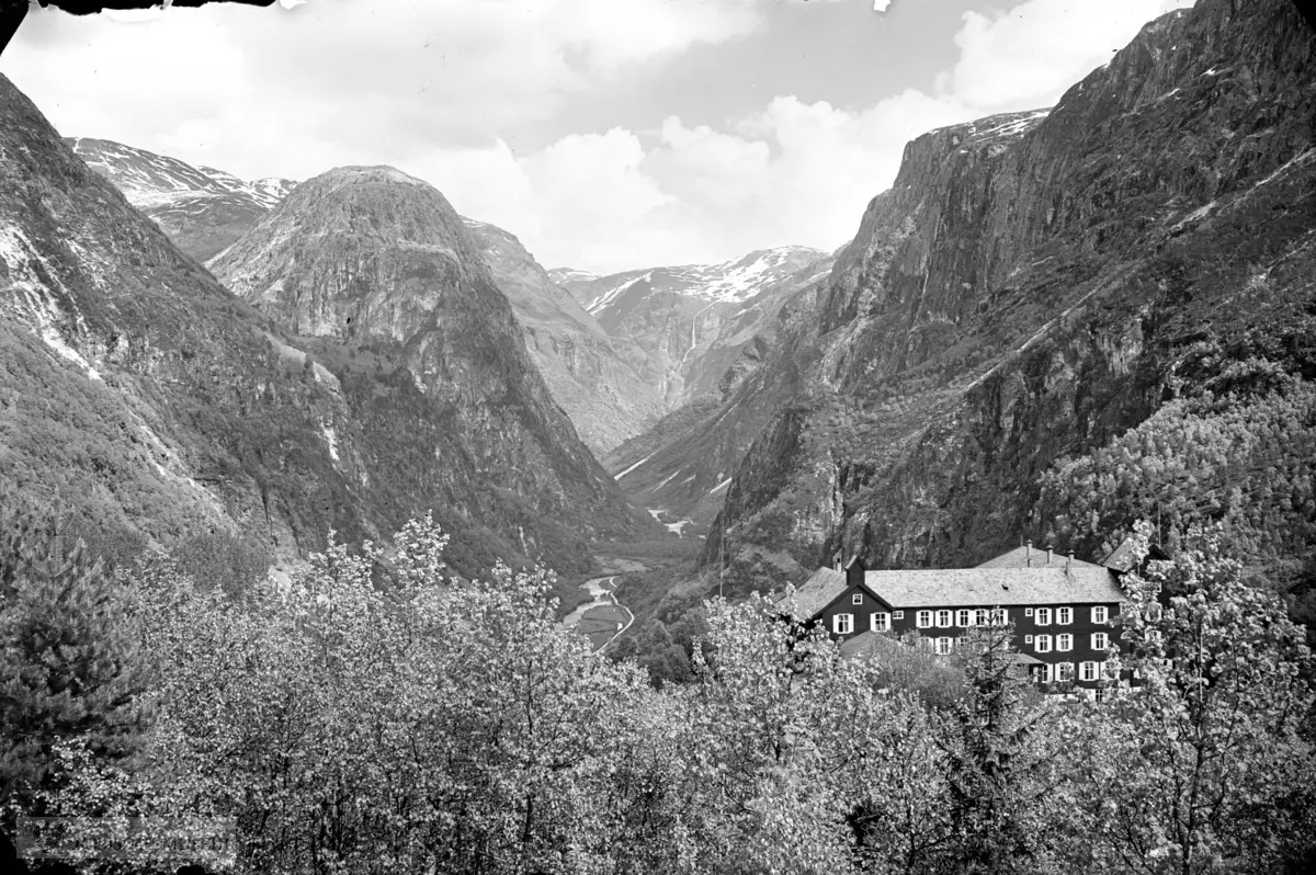 Stalheim hotell og Nærøy sett fra Wilk? Roy?..Stalheim Hotel er et hotell beliggende på Stalheim, ca 36 km øst for Voss langs E16 og 12 km vest for Gudvangen innerst i Nærøyfjorden. Det nåværende hotellet (2012) ble bygget i 1960 og utvidet i 1966 og har nå 124 rom og plass til 218 gjester...Stalheim Hotel ble første gang åpnet 15. mai 1885 med 10 spartansk utrustede rom. Dette brant ned 20. februar 1900 uten tap av liv. Hotellet ble gjenoppbygget, men gikk tapt i en ny brann i november 1902. I 1906–07 ble Meinhardts Hotel på Voss demontert og flyttet til Stalheim, som det tredje hotellet på stedet. Noen år senere ble hele hotellet flyttet 37 meter mot stupet og utvidet med en stor ny fløy...Under andre verdenskrig i 1943 opprettet den tyske organisasjonen Lebensborn barnehjemmet Stalheim på Stalheim turisthotell med hundre barneplasser.Natt til 22. juni 1959 brant hotellet ned for tredje gang. Denne gang omkom 23 mennesker i den eksposive brannen, bedre kjent som Stalheim-brannen[4].