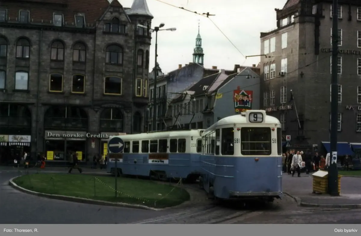 Oslo Sporveier. Høkatrikk, vogner 209-581, linje 9, Jar-Ljabru, i sløyfe ved Østbanestasjonen. I midten av bildet enden av Karl Johans gate. Til venstre den Norske Creditbank.