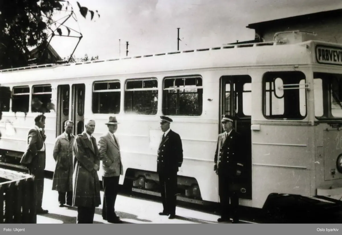 Oslo Sporveier. Høyere representanter for Sporveien samt vognførere utenfor Høka prøvevogn 204.