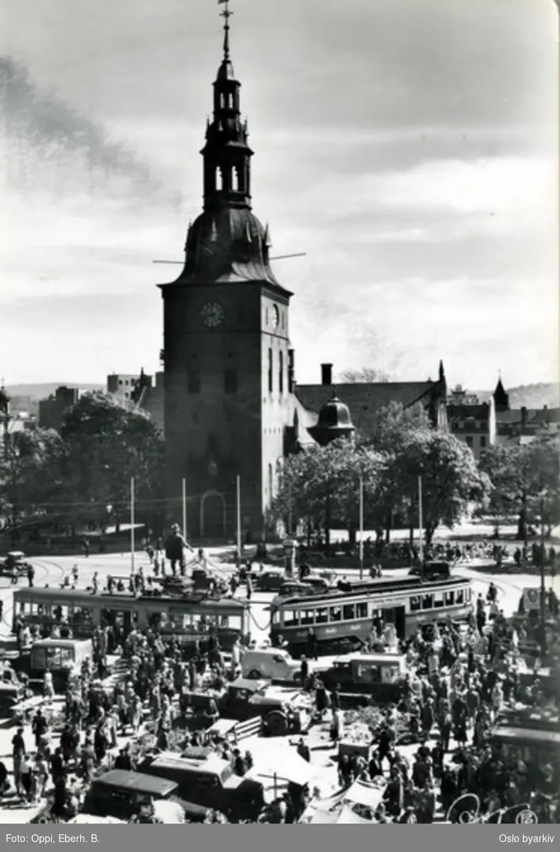 Stortorvet sett mot Oslo Domkirke og domkirkeparken. Torgbiler / torgboder / torghandel. Trikker. Trikkesløyfe / endeholdeplass for Ekebergbanen. Sannsynligvis fra 1940-tallet. Postkort uten nummer.