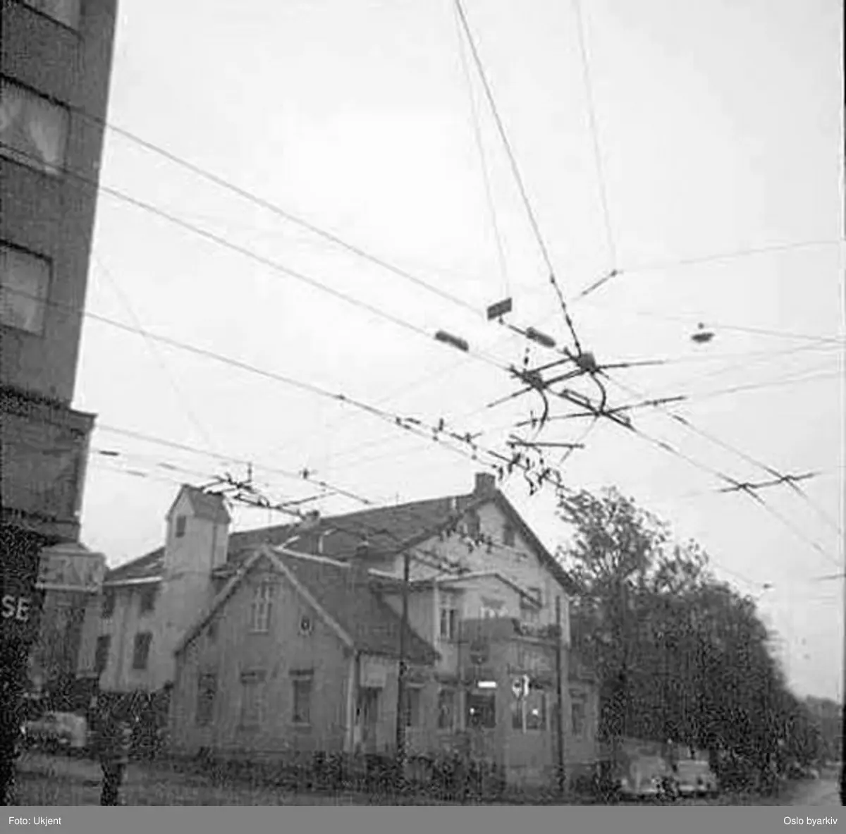 Oslo Sporveier. Trolleybusskryss (med strømledninger) Arendalsgata - Maridalsveien. Sagene lunsjbar.
