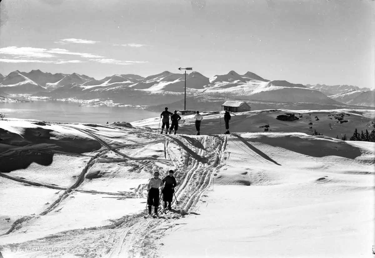 Varden mot Tressfjordfjellene. gutter i forgrunnen.